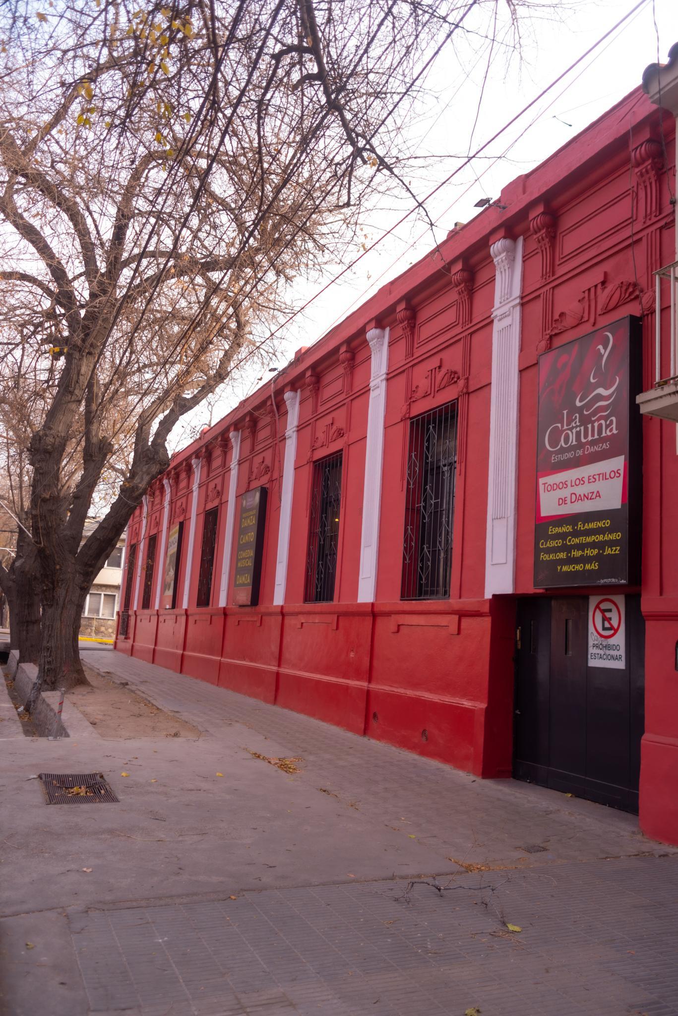 Fachada de La Coruña Estudio de Danzas pintada por Azulado Pintores en Ciudad de Mendoza